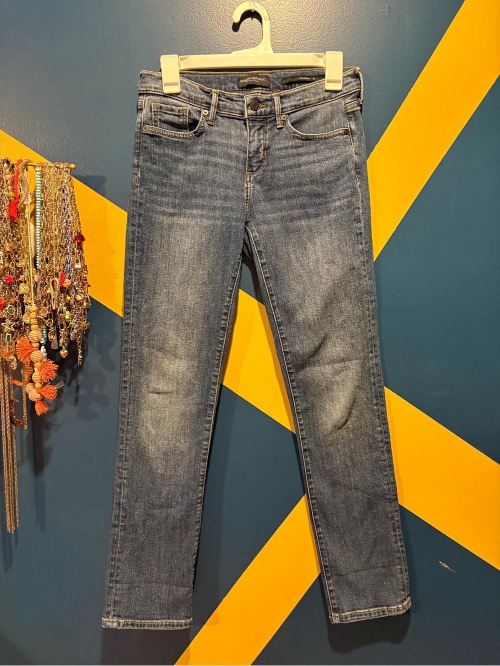 Banana Republic Medium Wash Mid-Rise Girlfriend Straight Leg Jeans EUC